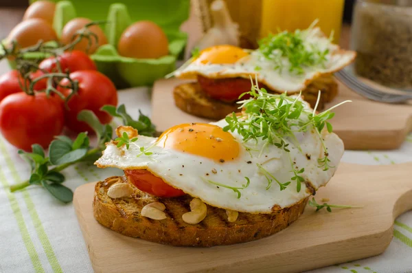 Cena saludable pan tostado, huevo y verduras —  Fotos de Stock