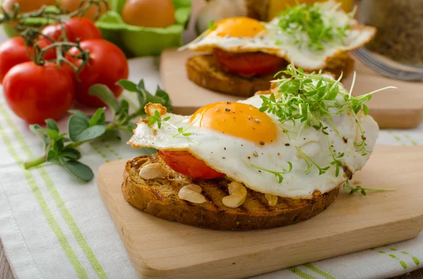 Jantar saudável torrada panini, ovo e legumes — Fotografia de Stock