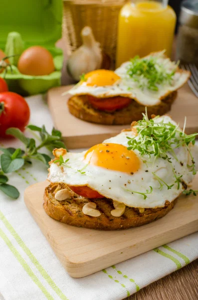 Cena saludable pan tostado, huevo y verduras — Foto de Stock