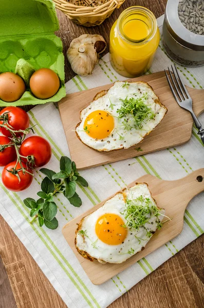 Здоровый ужин тосты панини, яйца и овощи — стоковое фото