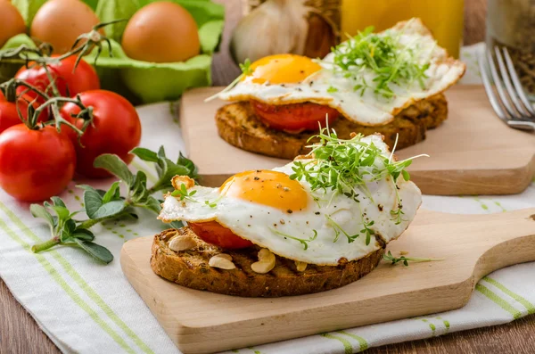 Gesundes Abendessen Panini Toast, Ei und Gemüse — Stockfoto