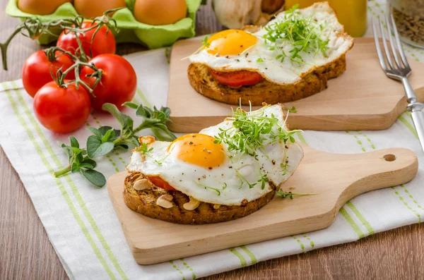 Cena saludable pan tostado, huevo y verduras —  Fotos de Stock