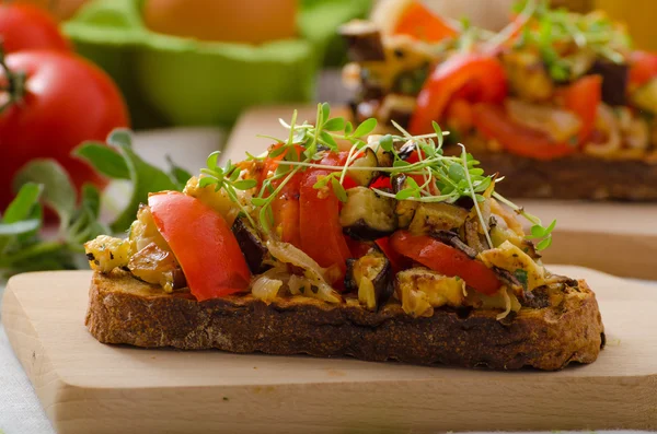 Coma limpo - torrada vegetariana com legumes — Fotografia de Stock