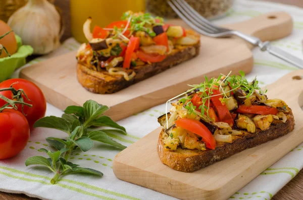 Comer limpio - tostadas vegetarianas con verduras —  Fotos de Stock