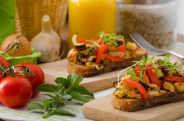 Sauber essen - vegetarischer Toast mit Gemüse — Stockfoto