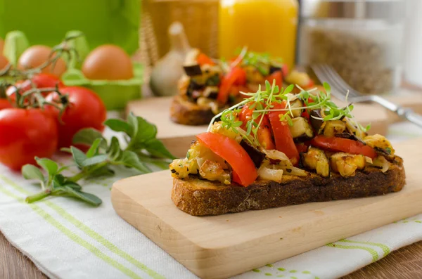 Mangiare pulito - pane tostato vegetariano con verdure — Foto Stock