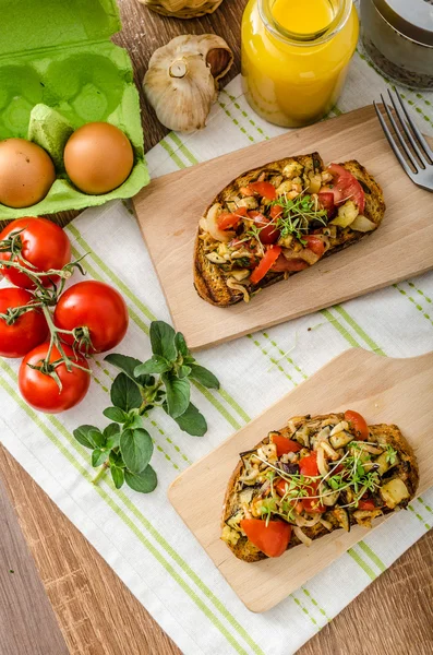 Comer limpio - tostadas vegetarianas con verduras —  Fotos de Stock