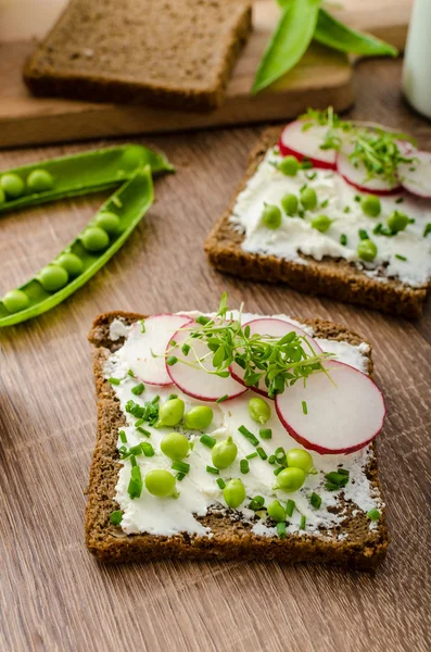 Gezond volkoren brood met kruiden — Stockfoto