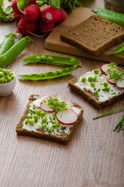Pan integral saludable con hierbas —  Fotos de Stock