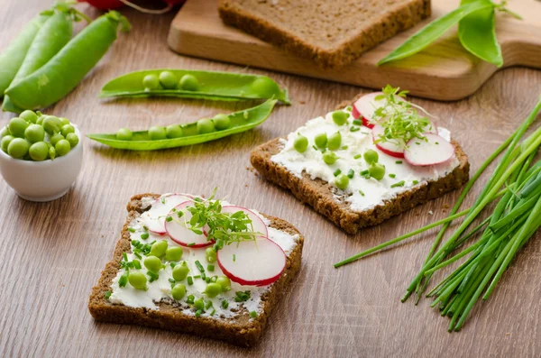 Gezond volkoren brood met kruiden — Stockfoto