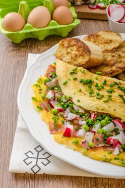 Bahar sebzeler ve pastırmalı omlet