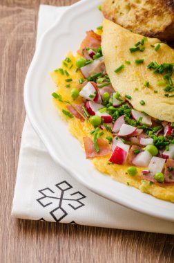 Bahar sebzeler ve pastırmalı omlet