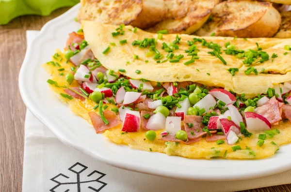 Omelette with spring vegetables and bacon — Stock Photo, Image