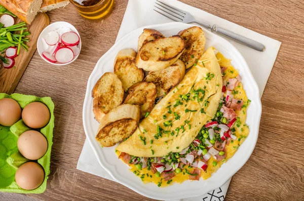 Omelette with spring vegetables and bacon — Stock Photo, Image