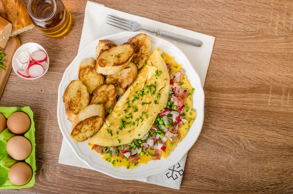 Omelette con verdure primaverili e pancetta — Foto Stock