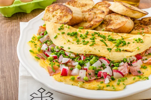 Omeleta s jarní zeleninou a slaninou — Stock fotografie