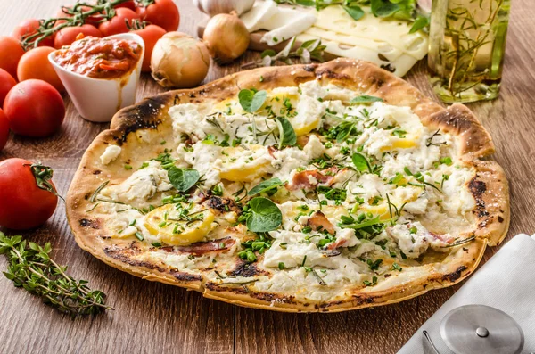 Pizza Bianco met rozemarijn en Pancetta — Stockfoto