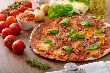 Peynirli pizza biber ve fesleğen ile