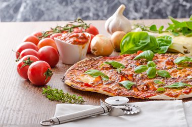Peynirli pizza biber ve fesleğen ile