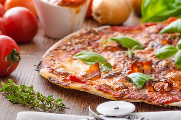 Pizza de queijo com pimenta e manjericão — Fotografia de Stock