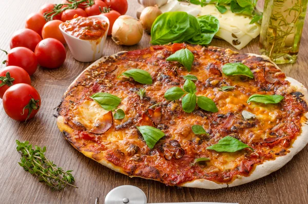 Pizza de queijo com pimenta e manjericão — Fotografia de Stock