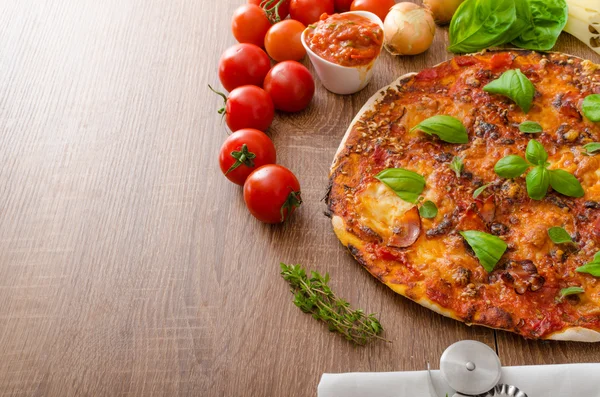 Pizza de queijo com pimenta e manjericão — Fotografia de Stock