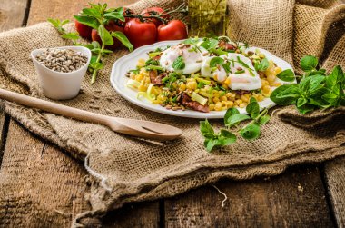 Mercimek haşlanmış yumurta ile bahar salatası