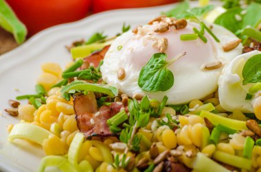 Mercimek haşlanmış yumurta ile bahar salatası