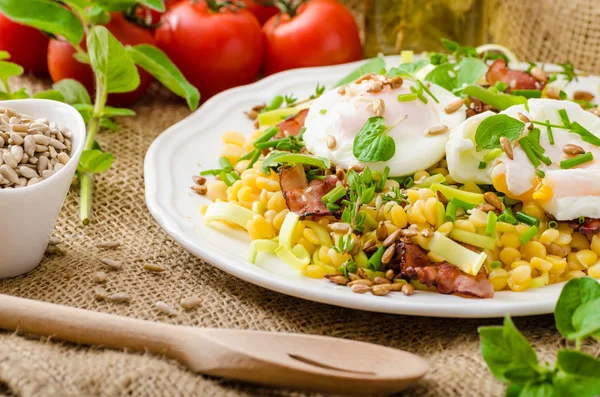 Spring salad of lentils with poached egg — Stock Photo, Image