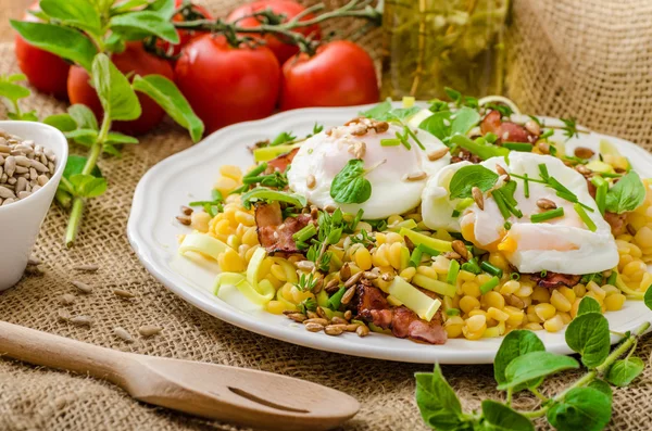 Ensalada de primavera de lentejas con huevo escalfado — Foto de Stock