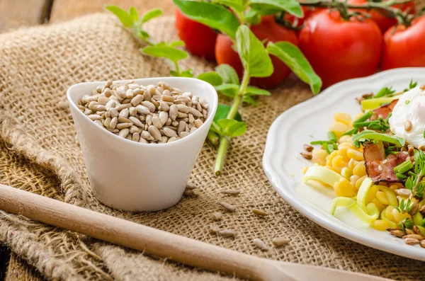 Ensalada de primavera de lentejas con huevo escalfado — Foto de Stock