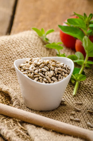 Salada de primavera de lentilhas com ovo escalfado — Fotografia de Stock