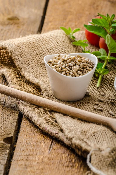 Voorjaar salade van linzen met gepocheerde ei — Stockfoto