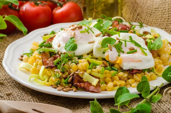 Frühlingssalat aus Linsen mit pochiertem Ei — Stockfoto