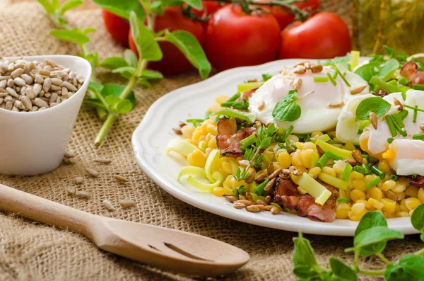 Ensalada de primavera de lentejas con huevo escalfado — Foto de Stock