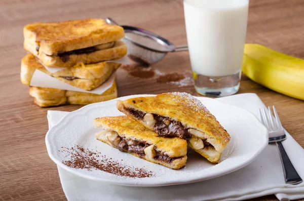 Torrada francesa recheada com chocolate e banana — Fotografia de Stock