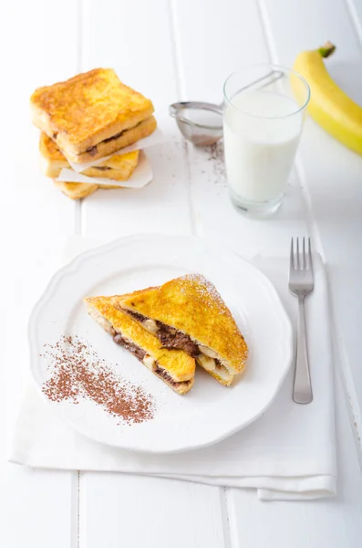 Французские тосты с шоколадом и бананом — стоковое фото