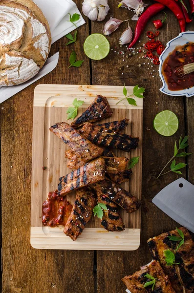 Spareribs grelhados em marinada picante com cerveja e pão rústico — Fotografia de Stock