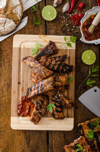 Grilled Spareribs in spicy marinade with beer and rustic bread — Stock Photo, Image