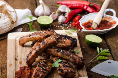 Bira ve rustik ekmek ile baharatlı Marine ızgara pirzola