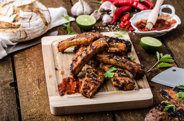 Grillet Spareribs i krydret marinade med øl og rustikt brød - Stock-foto