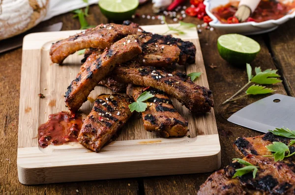 Spareribs grelhados em marinada picante com cerveja e pão rústico — Fotografia de Stock