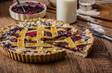 Kiraz ile kurabiye tart