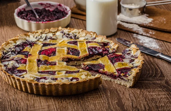 Tarta de pan corto con cerezas —  Fotos de Stock