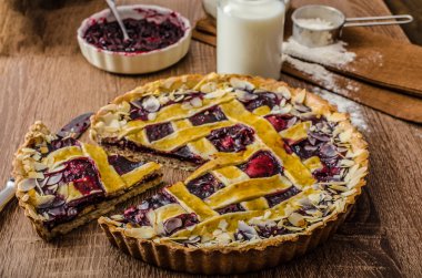 Kiraz ile kurabiye tart