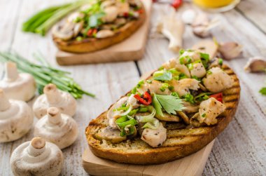 Mantar ve kızarmış tavuk, mantar ve kızarmış tavuk ile tost ile serpilir tost