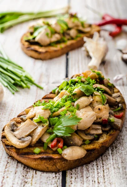 Toast con funghi e pollo fritto, cosparso di pane tostato con funghi e pollo fritto — Foto Stock