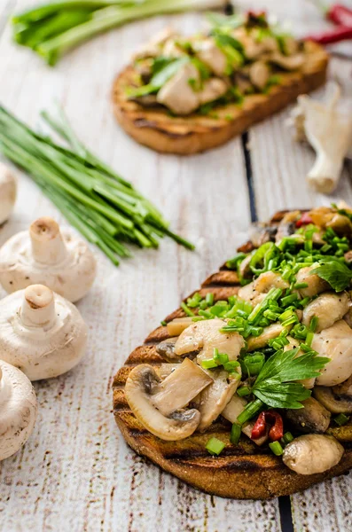 Torrada com cogumelos e frango frito, polvilhado com torrada com cogumelos e frango frito — Fotografia de Stock