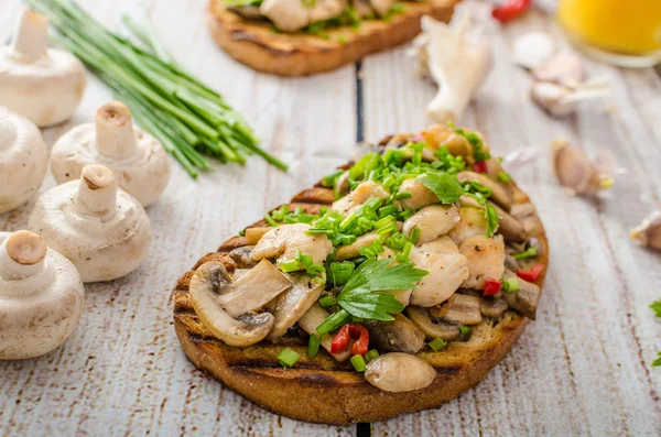 Tostadas con champiñones y pollo frito, espolvoreadas con Tostadas con champiñones y pollo frito —  Fotos de Stock