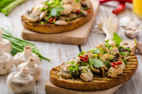 Toast aux champignons et poulet frit, saupoudré de pain grillé aux champignons et poulet frit — Photo